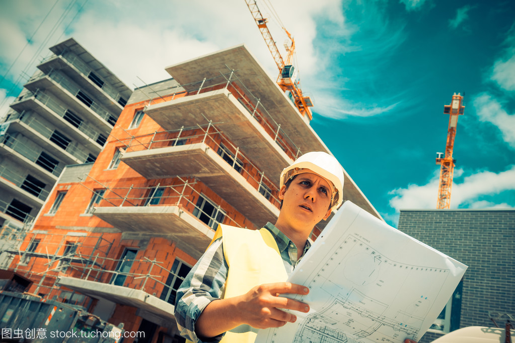 檢查站點上的建筑項目施工經理