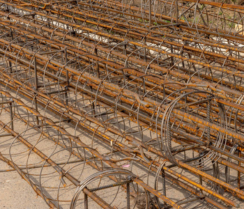 長車卡車。扁床卡車。建筑施工。運(yùn)輸帶板到工地